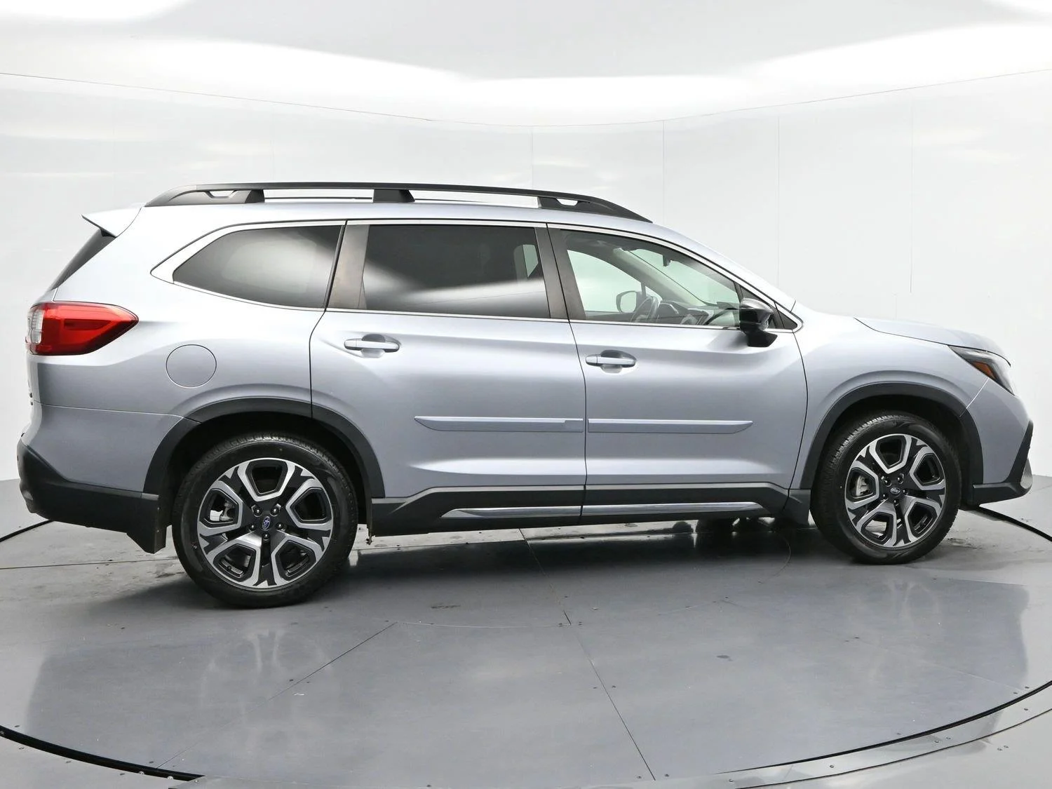 Used 2024 Ice Silver Metallic Subaru Limited image 8
