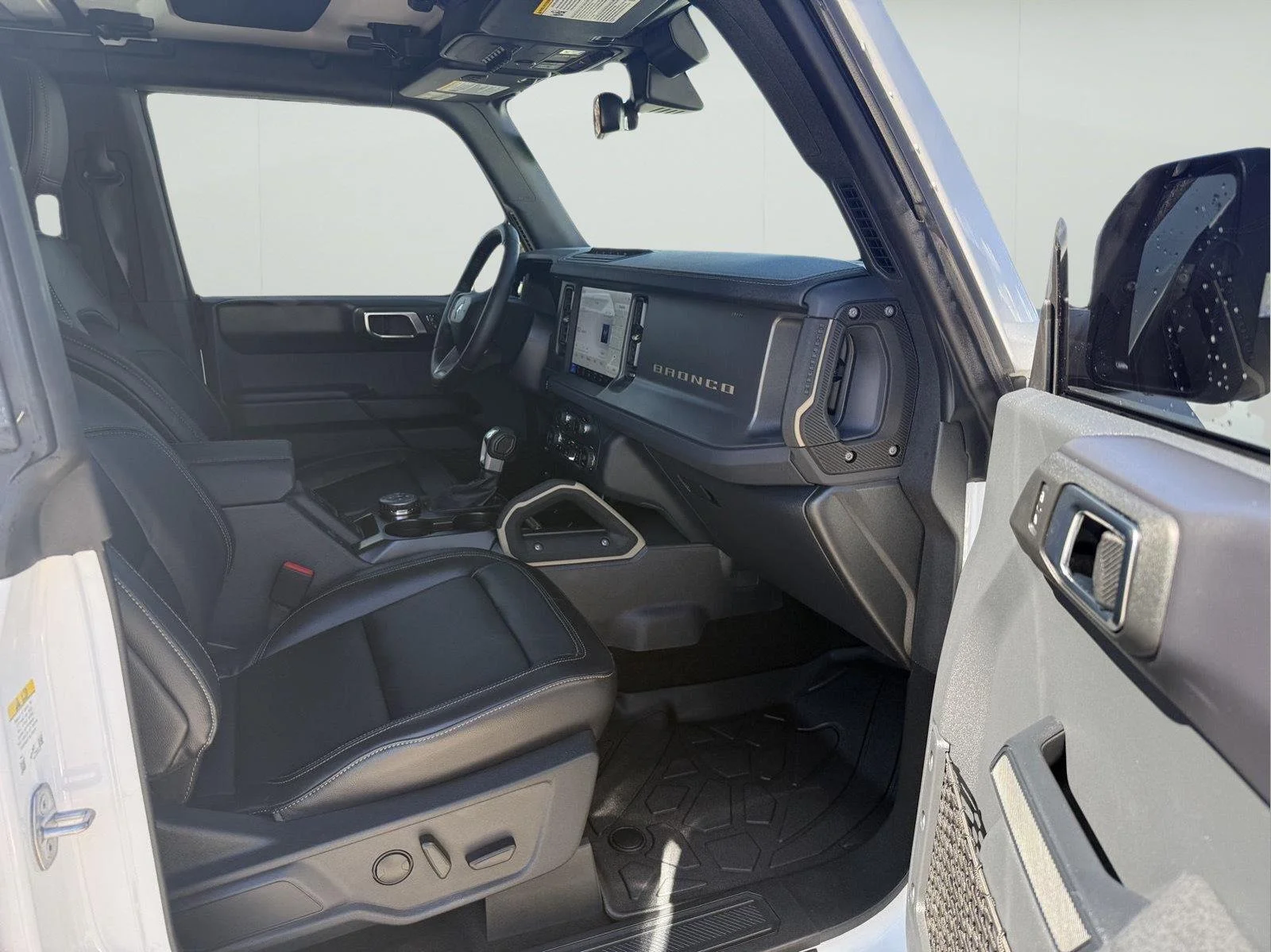 Used 2025 Oxford White Ford Badlands image 14