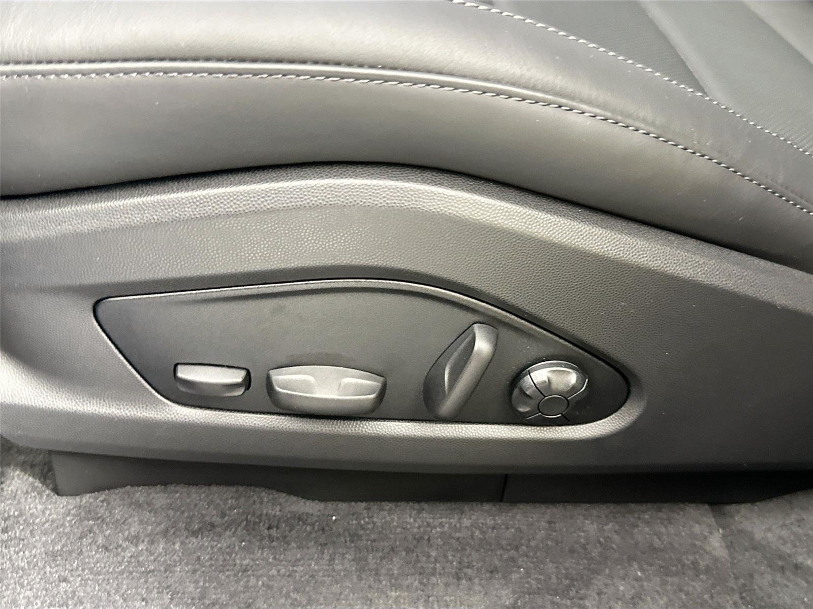 Used 2025 Slate Grey Neo Porsche Turbo image 32