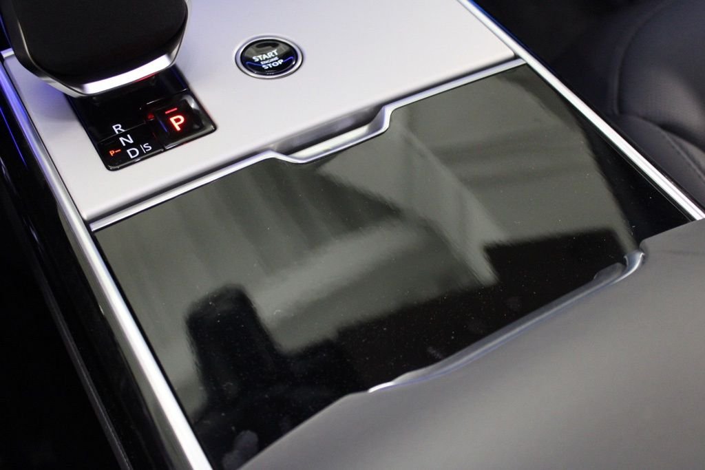 Used 2025 White Land Rover SE image 37