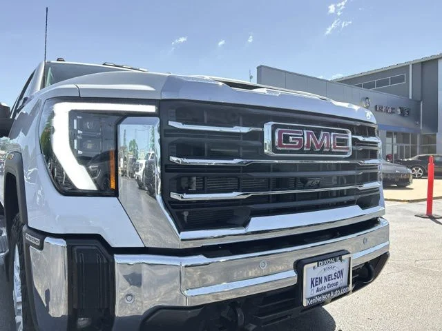 Used 2024 White GMC SLT image 4