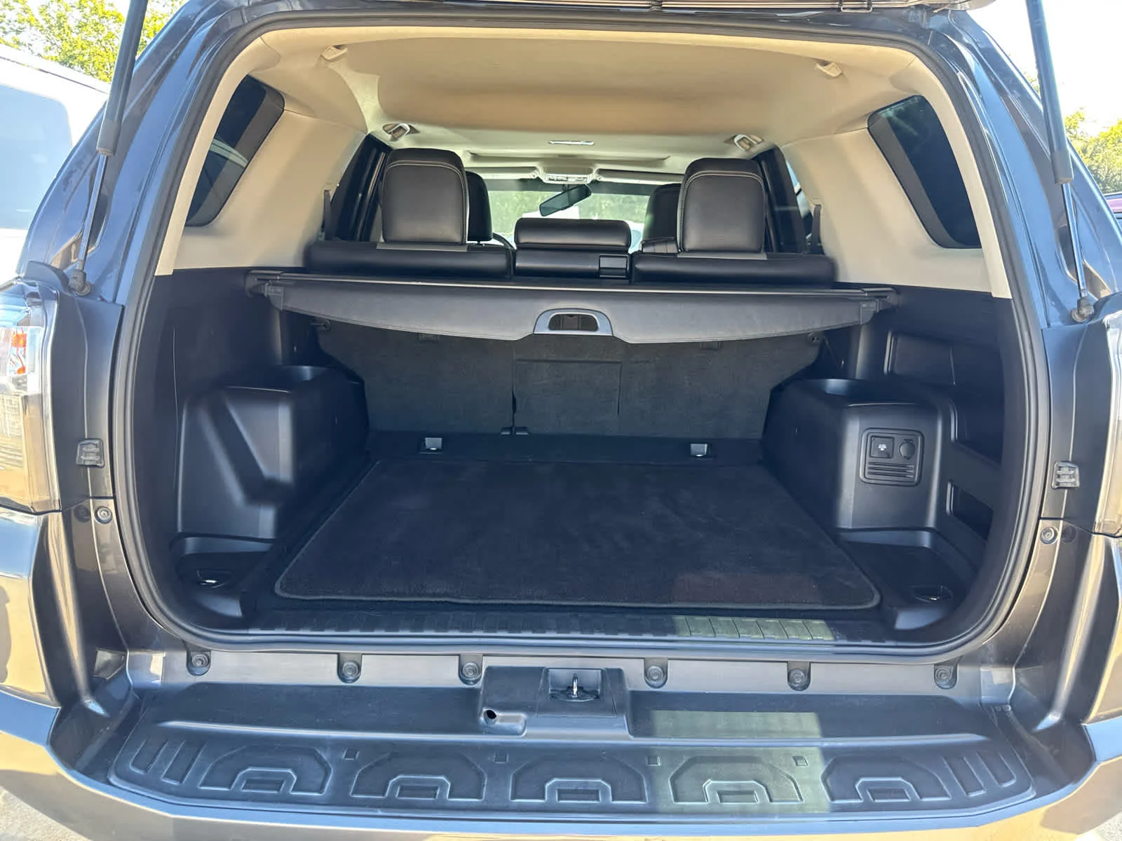Used 2014 Magnetic Gray Metallic Toyota SR5 Premium image 7
