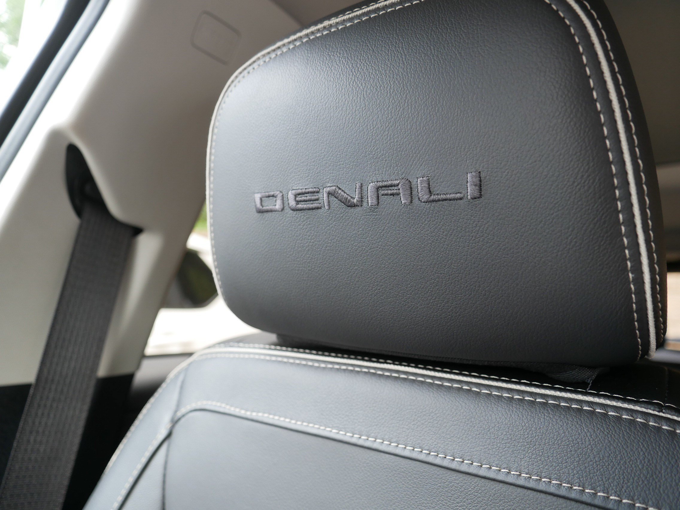 Used 2018 Ebony Twilight Metallic GMC Denali image 36