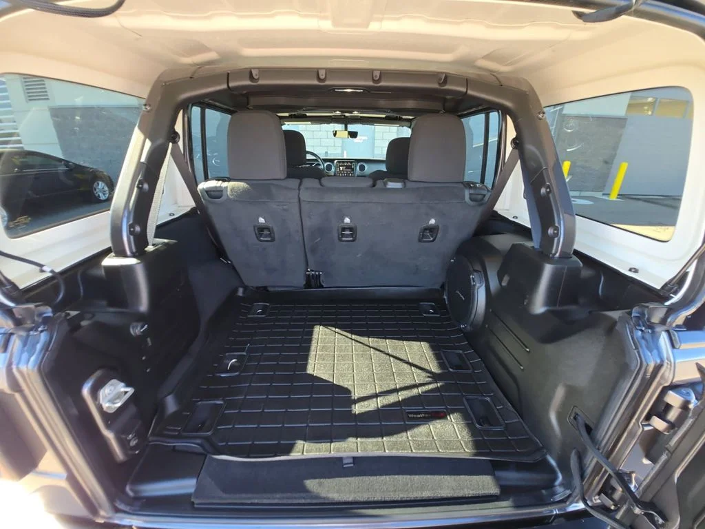 Used 2023 Gray Jeep Sahara image 12