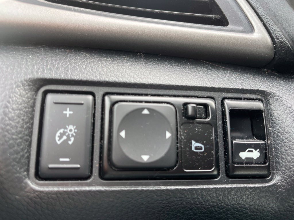 Used 2015 Silver Nissan SV image 22