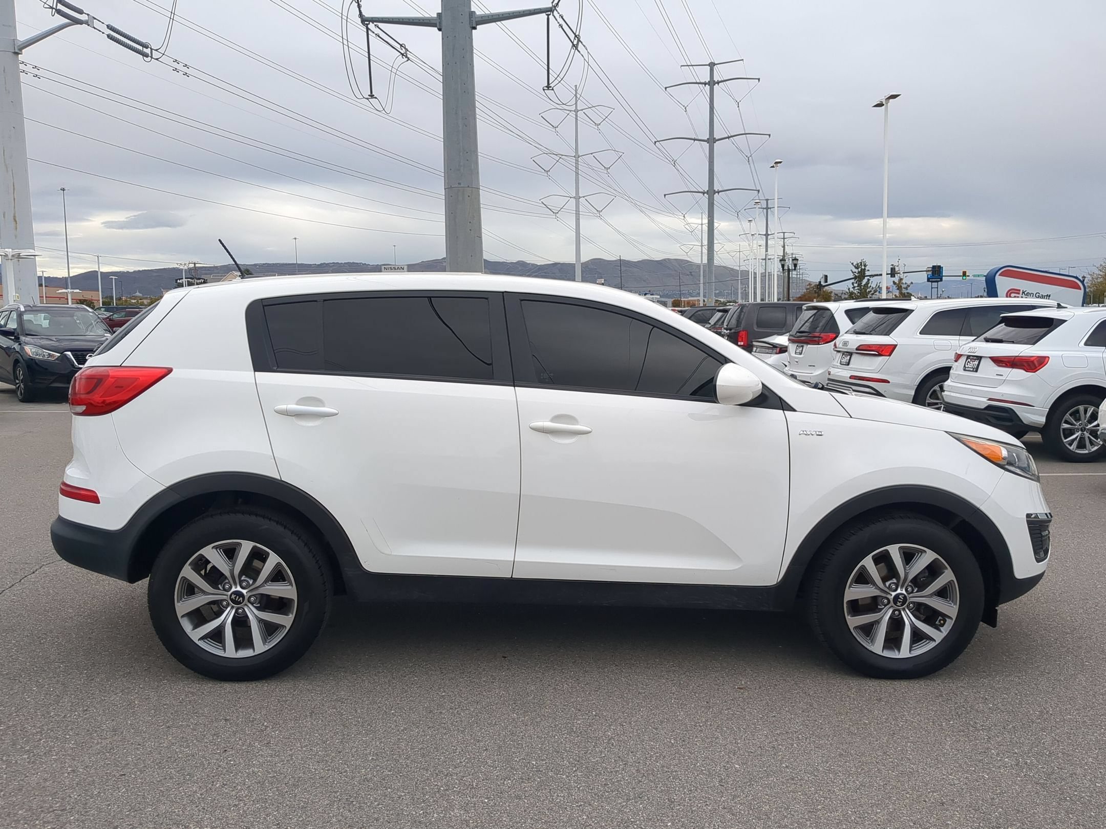 Used 2016 Clear White Kia LX image 2