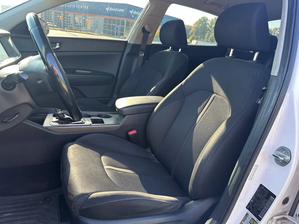 Used 2017 Snow White Pearl Kia Base image 8