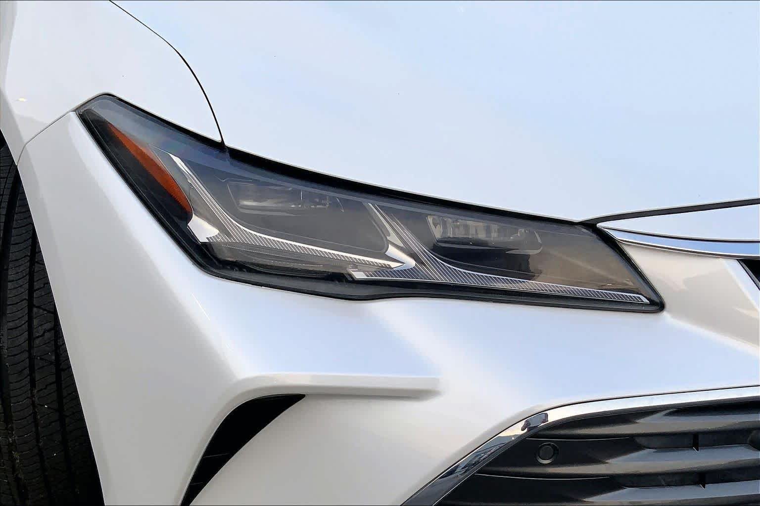 Used 2020 Wind Chill Pearl Toyota Hybrid Limited image 26