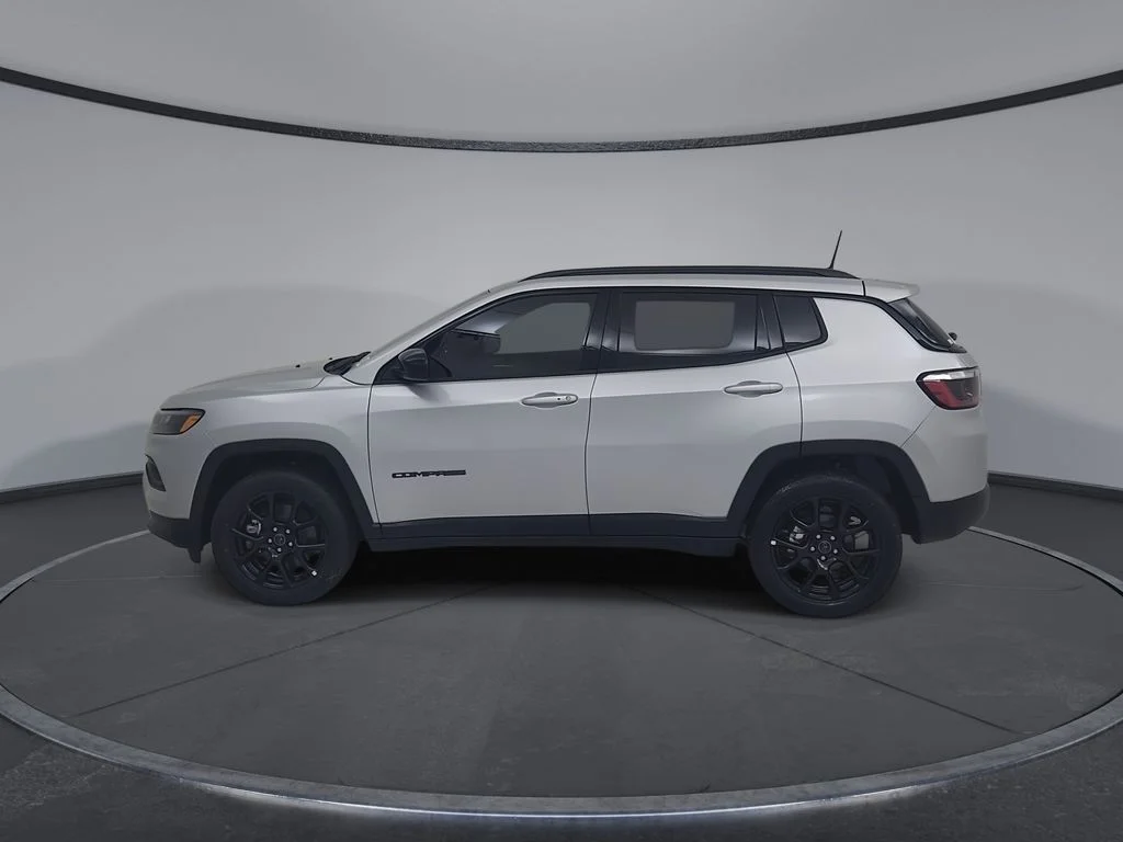 New 2026 Silver Zynith Metallic Clearcoat Jeep Latitude image 9