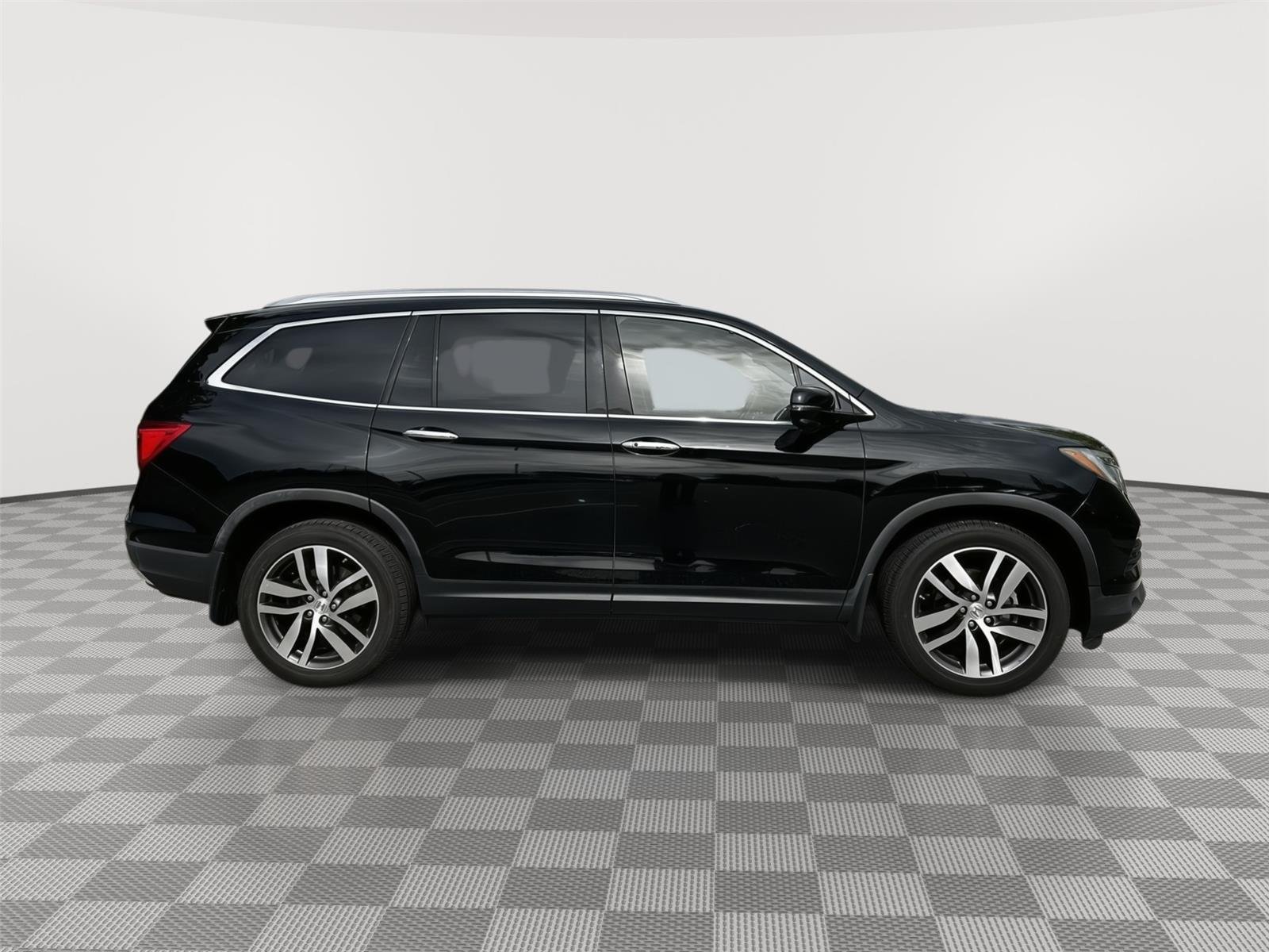 Used 2017 Crystal Black Pearl Honda Touring image 5