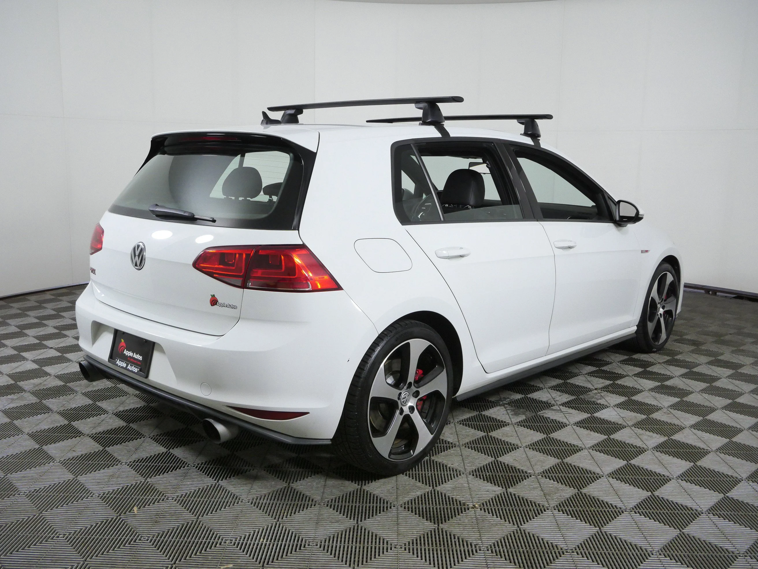 Used 2017 Pure White Volkswagen SE image 9