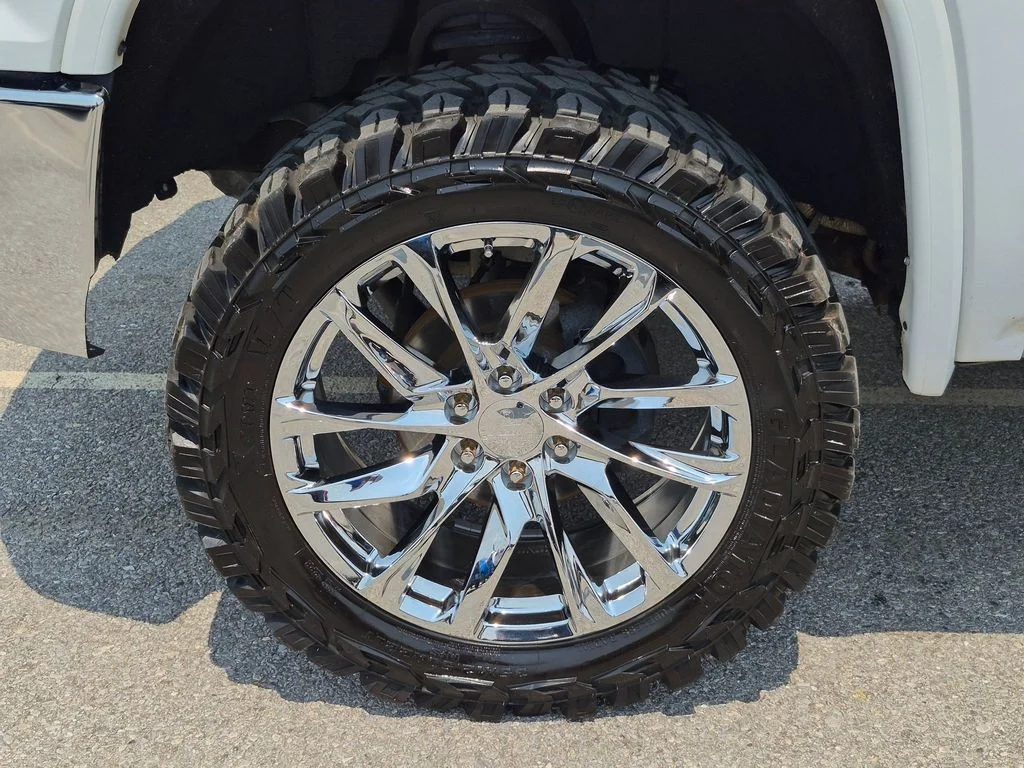 Used 2017 White GMC SLT image 9