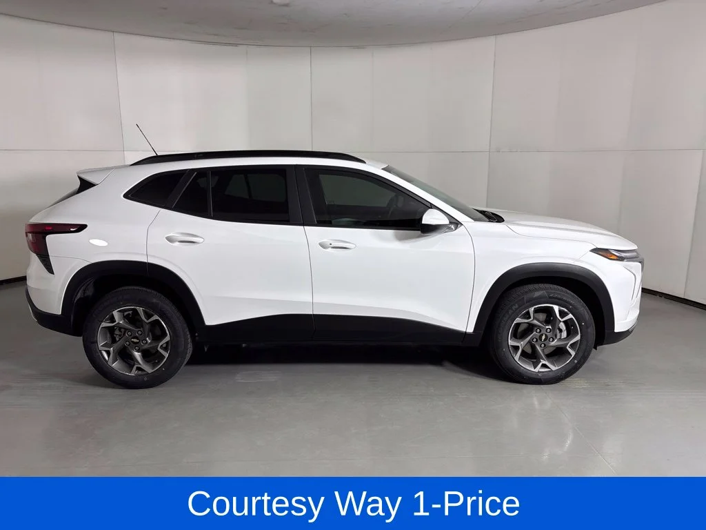 Used 2025 White Chevrolet LT image 12