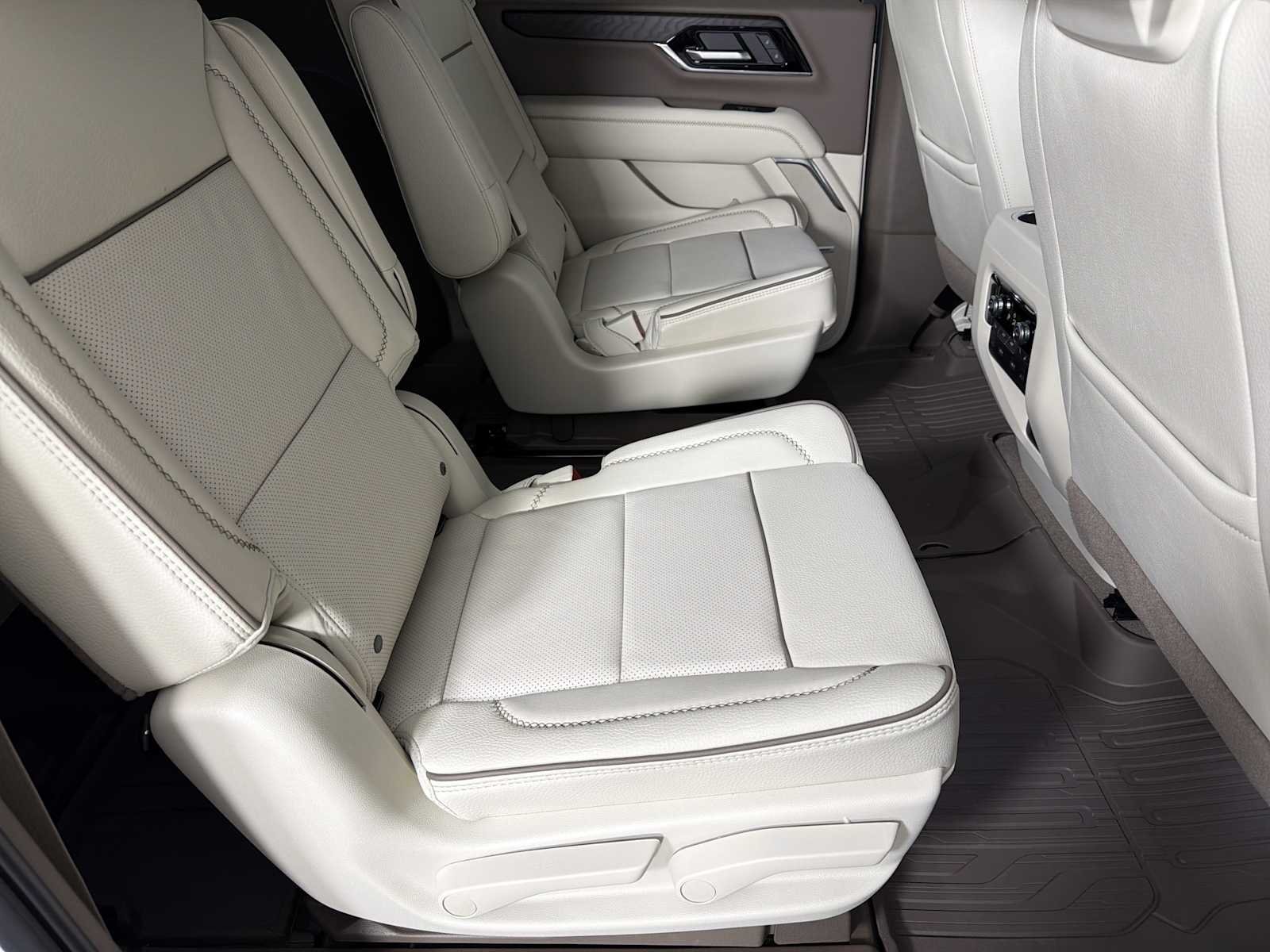 2026 GMC Yukon XL Denali - Photo 15