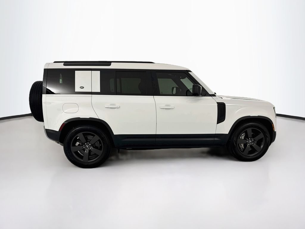 Used 2023 White Land Rover SE image 4