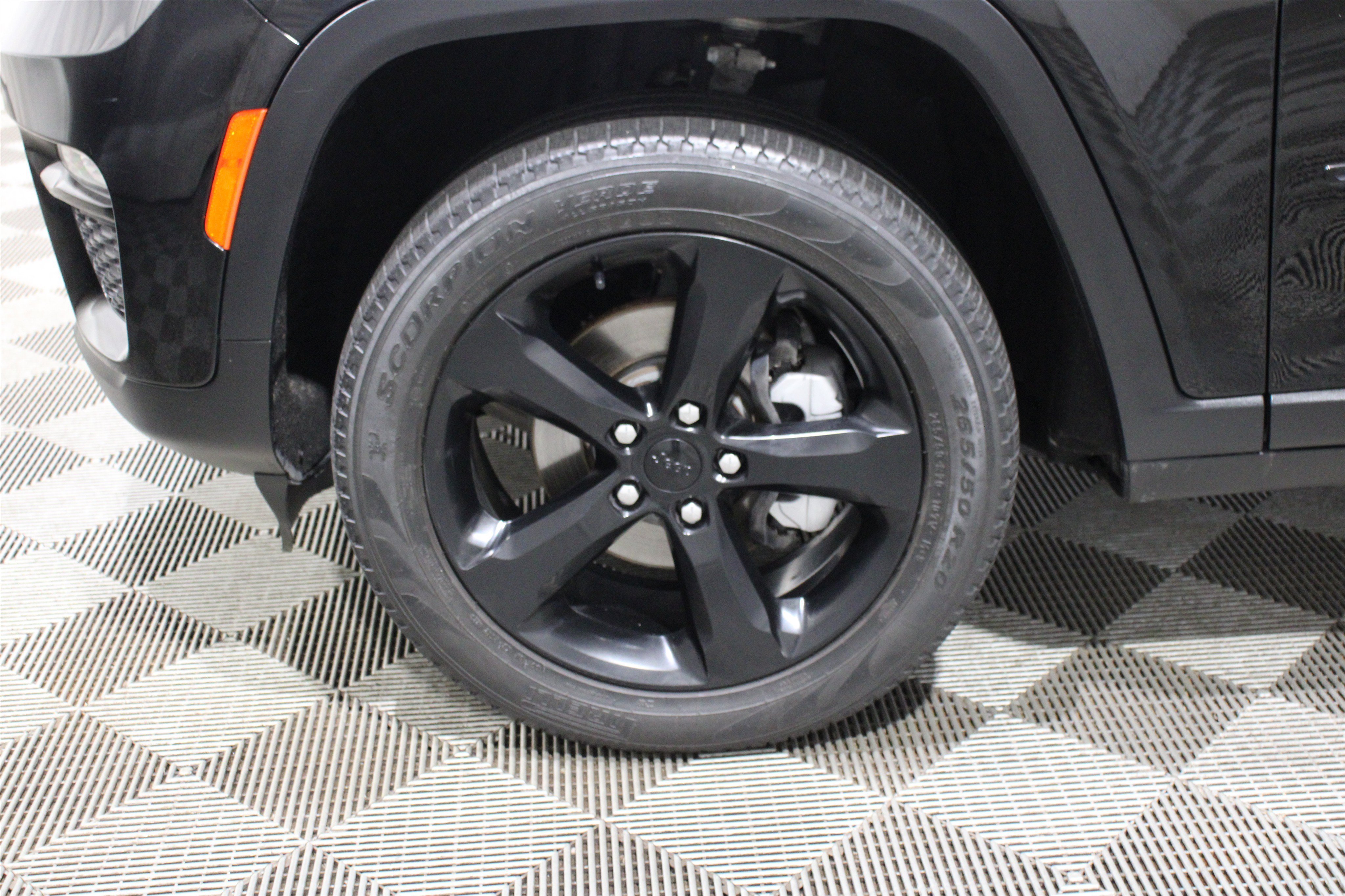 Used 2023 Diamond Black Crystal Pearlcoat Jeep Limited image 38