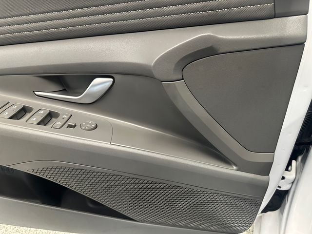 Used 2025 White Hyundai SEL Convenience image 21
