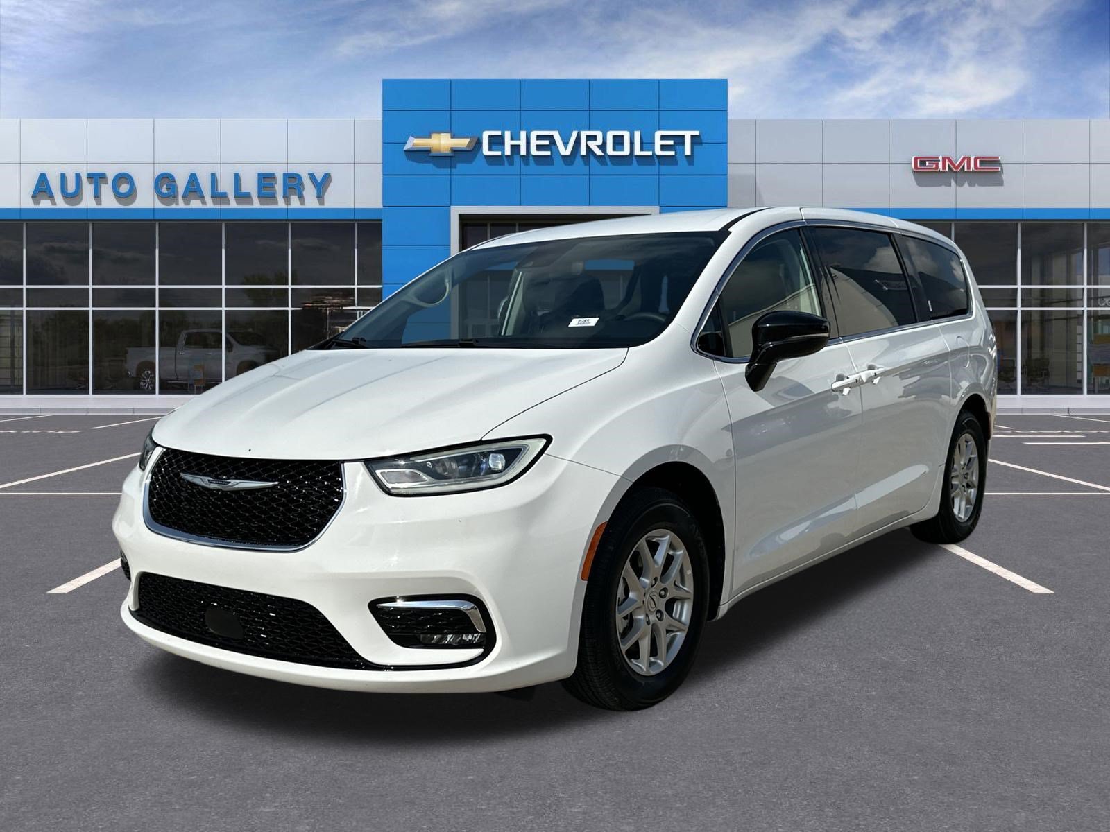 2024 Chrysler Pacifica Touring L's photo