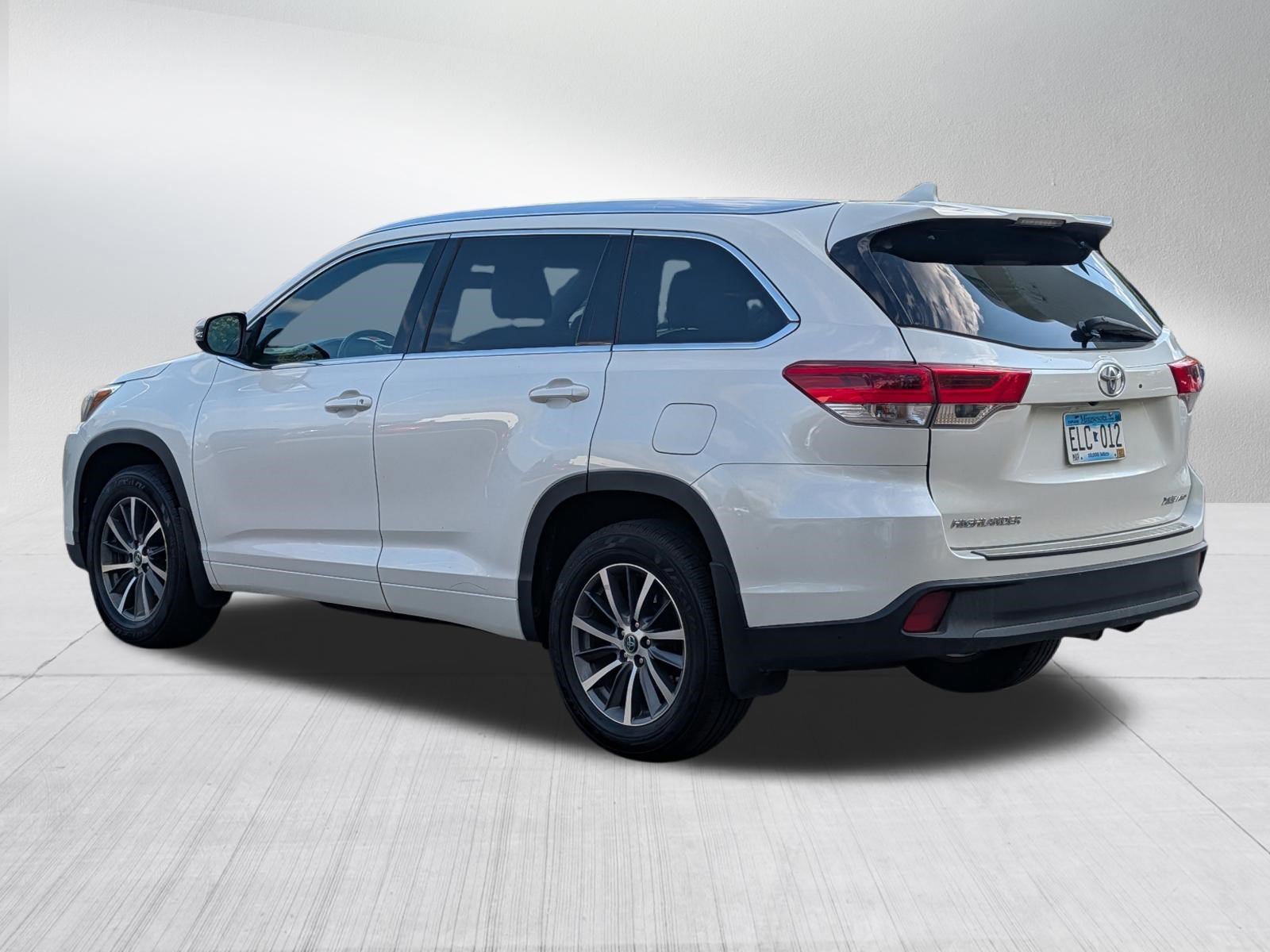 Used 2017 Blizzard Pearl Toyota SE image 5