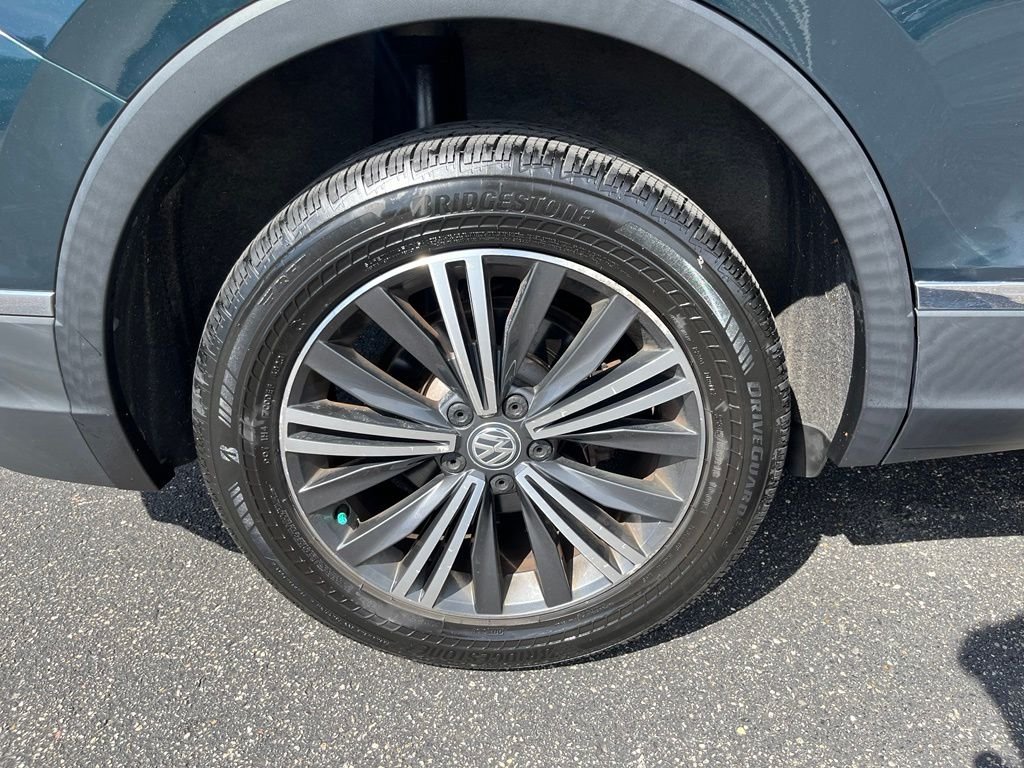 Used 2019 Green Volkswagen 2.0T SEL image 32