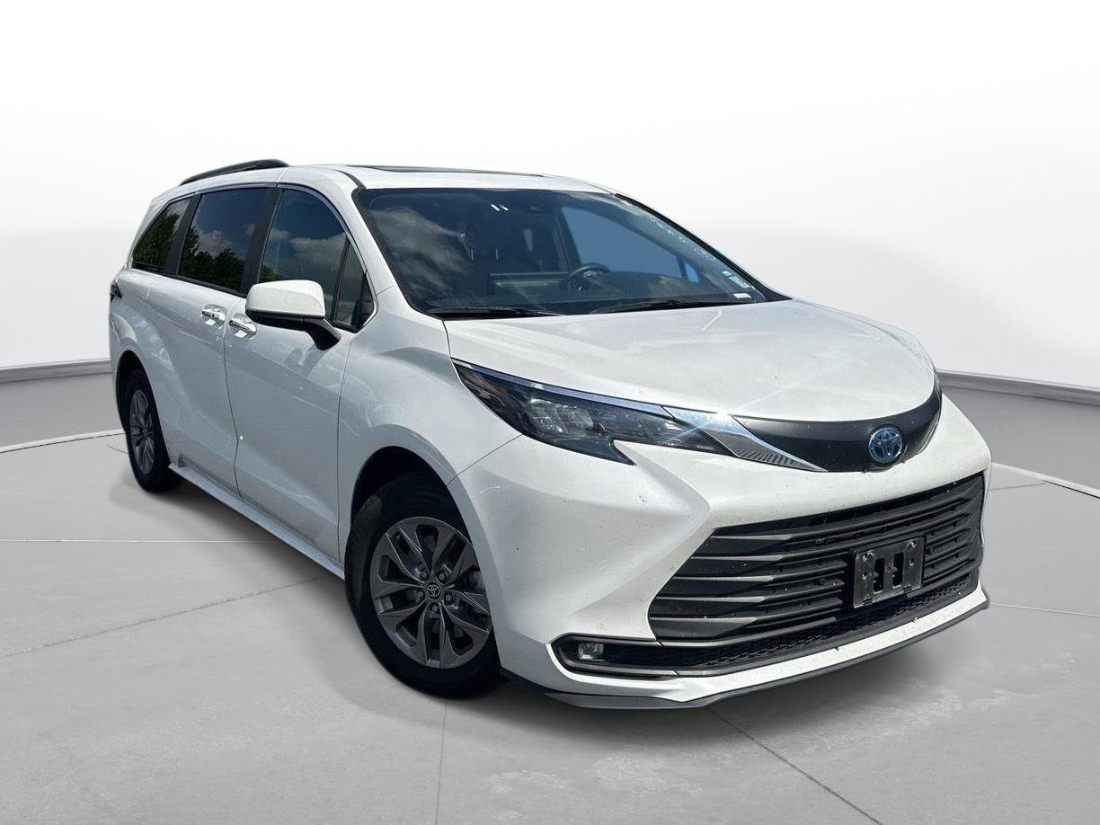 Used 2025 Wind Chill Pearl Toyota XLE image 4