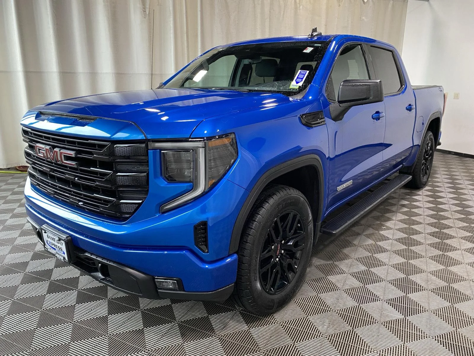 Used 2024 Dynamic Blue Metallic GMC Elevation image 4