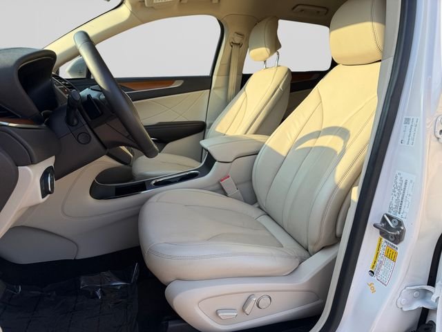 Used 2019 White Platinum Clearcoat Metallic Lincoln Select image 10