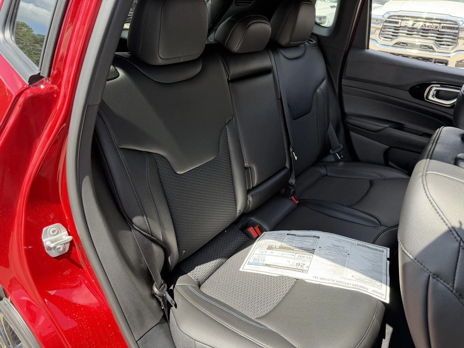 New 2026 Red Hot Pearl-Coat Exterior Paint Jeep Latitude Altitude image 20