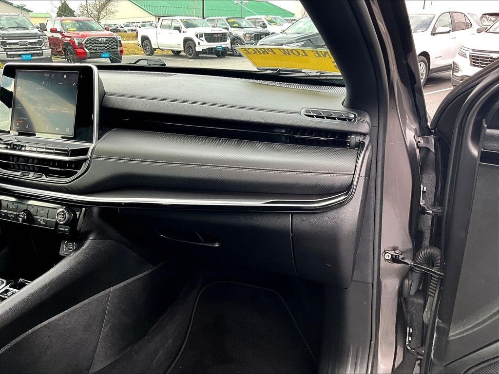 Used 2022 Gray Jeep Latitude image 13