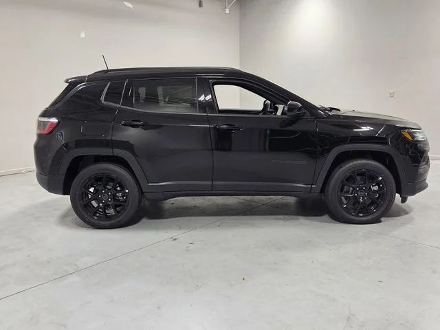 New 2026 Diamond Black Crystal Pearlcoat Jeep Latitude image 13