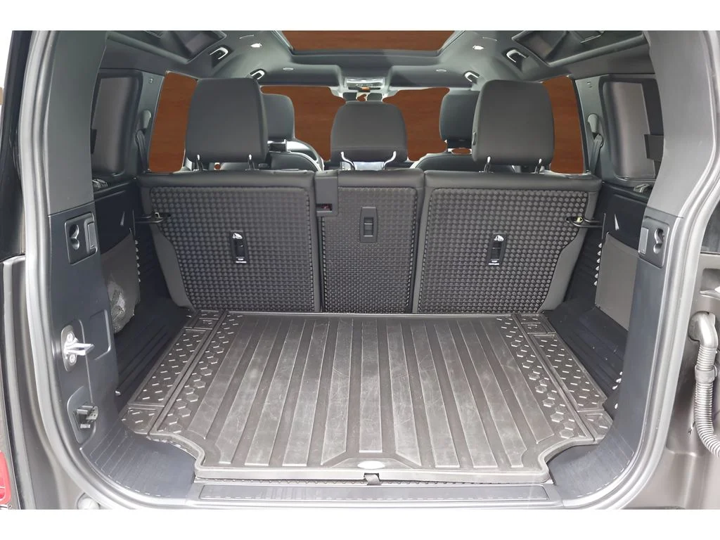 Used 2025 White Land Rover S image 18