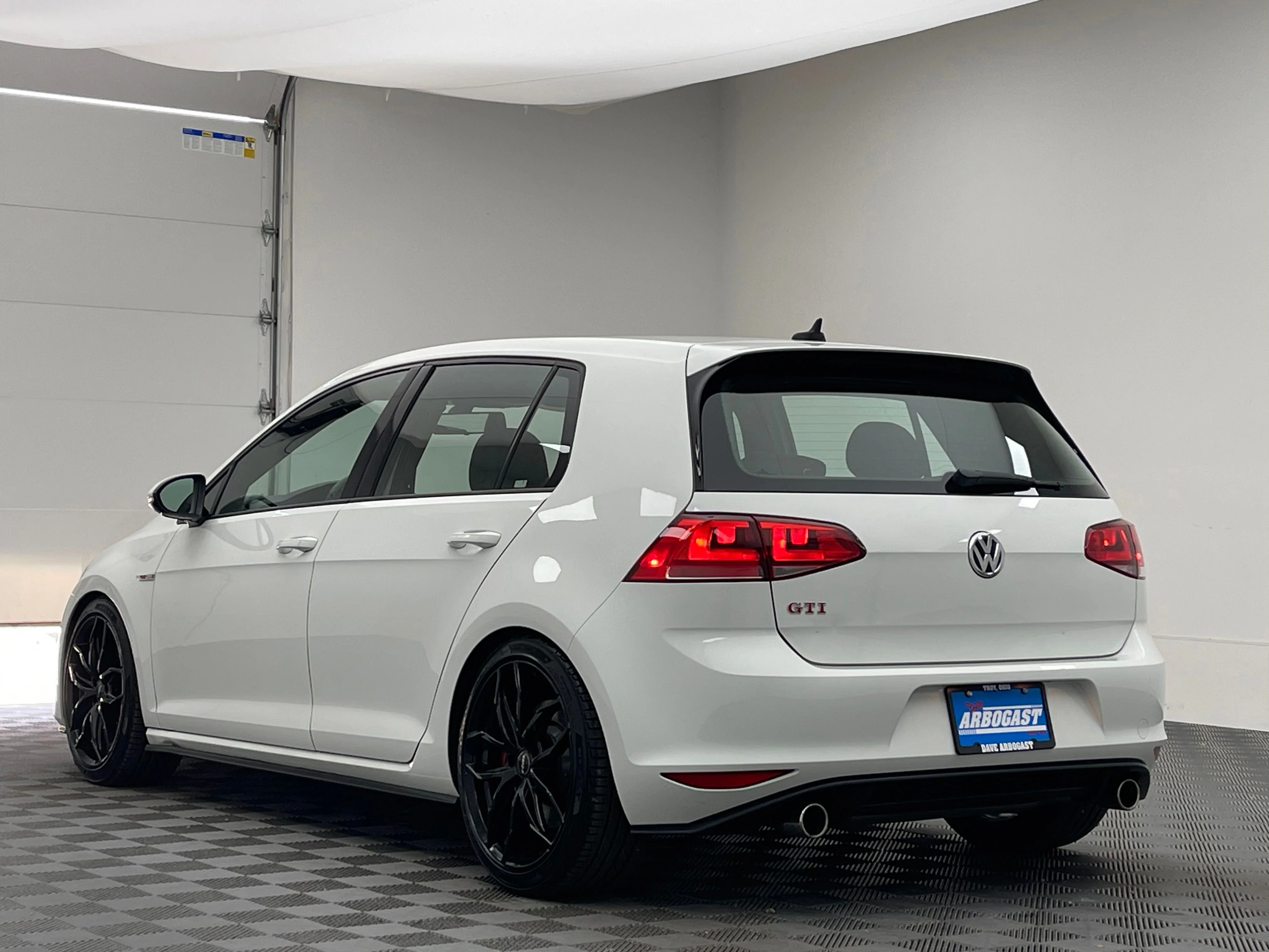 Used 2016 Pure White Volkswagen Autobahn image 11