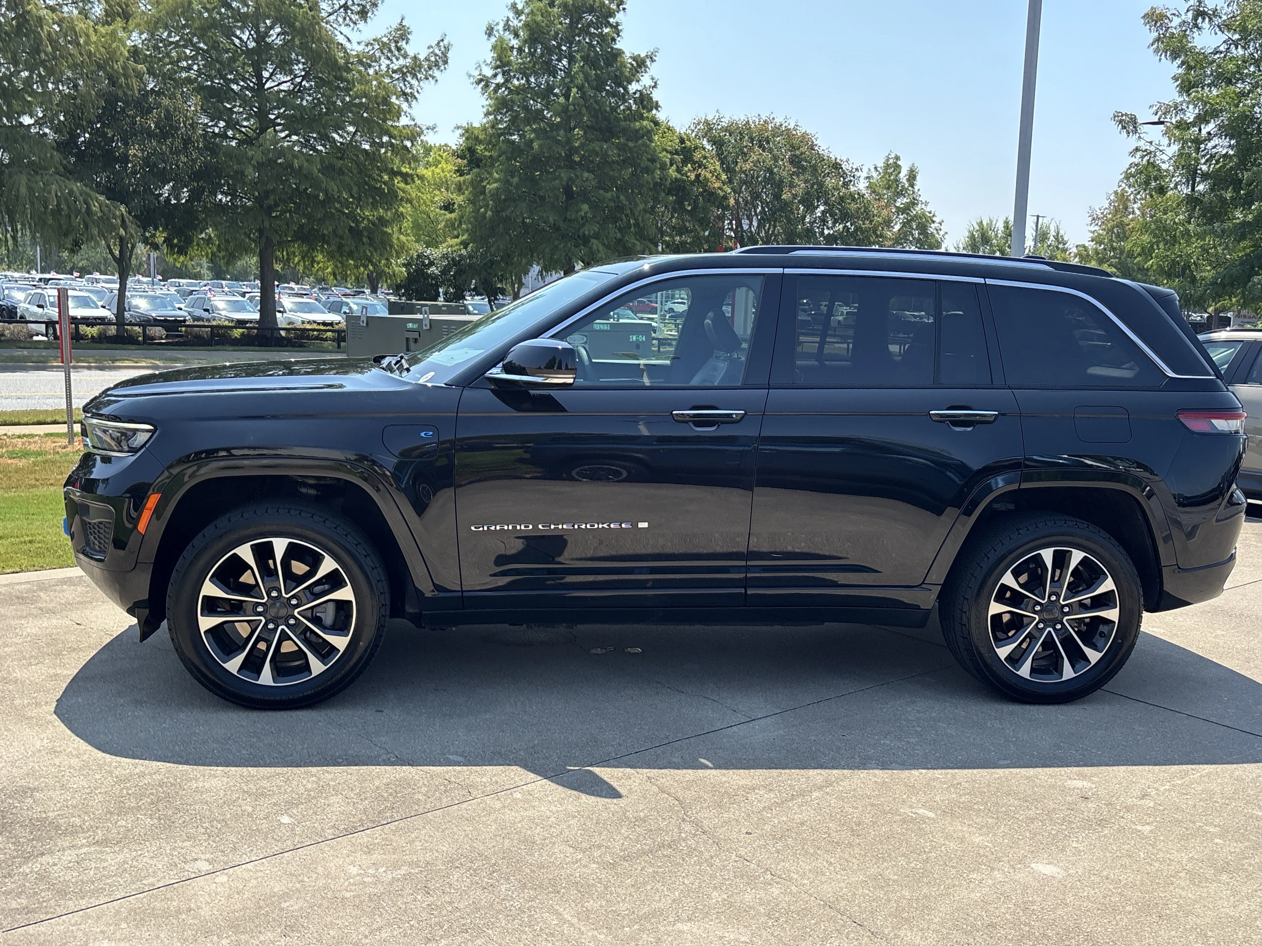 Used 2023 Diamond Black Crystal Pearlcoat Jeep Overland 4xe image 11