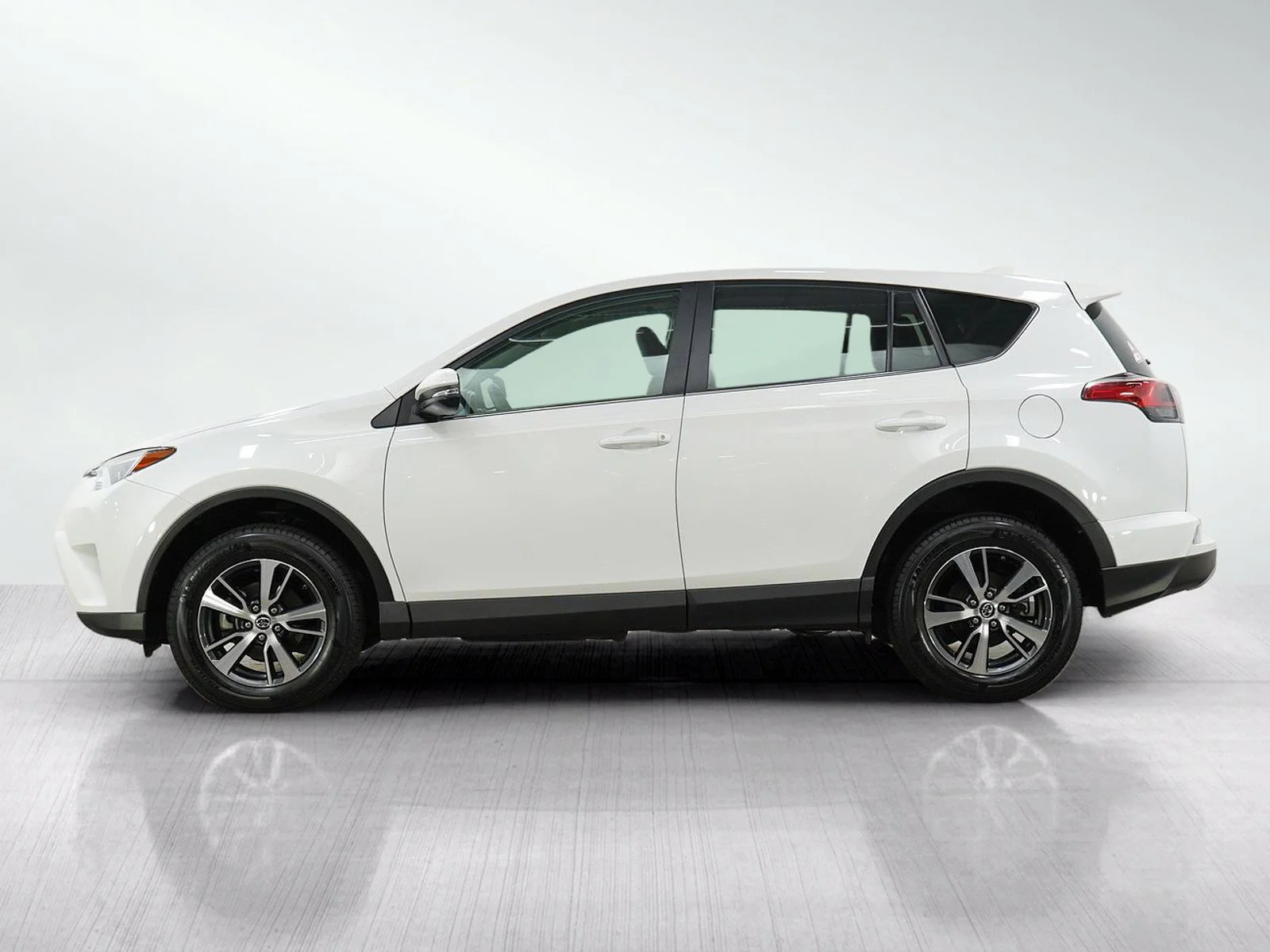 Used 2018 Toyota RAV4 XLE with VIN 2T3RFREV0JW772137 for sale in Burnsville, Minnesota