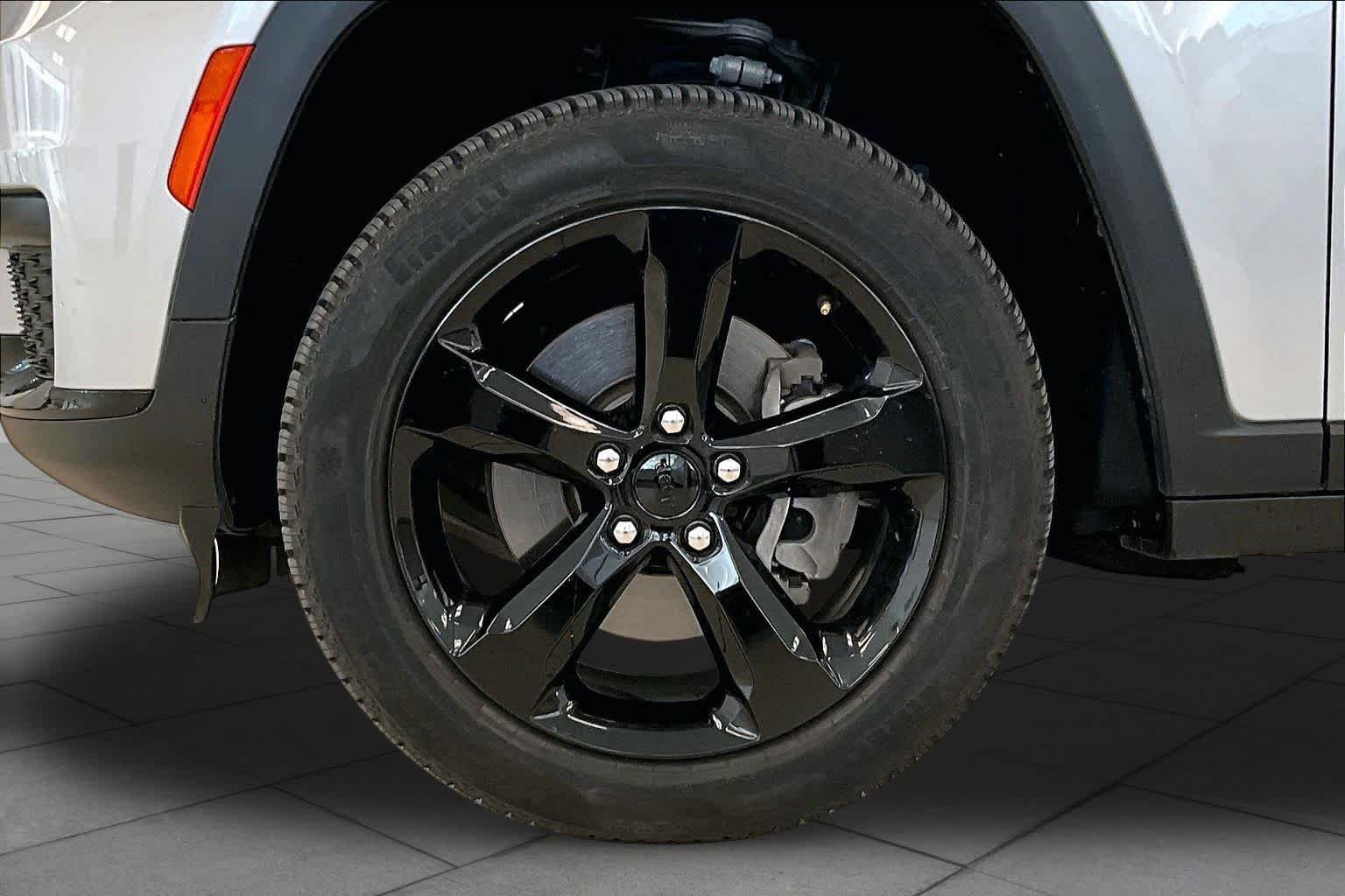 Used 2023 Silver Zynith Jeep Altitude image 10