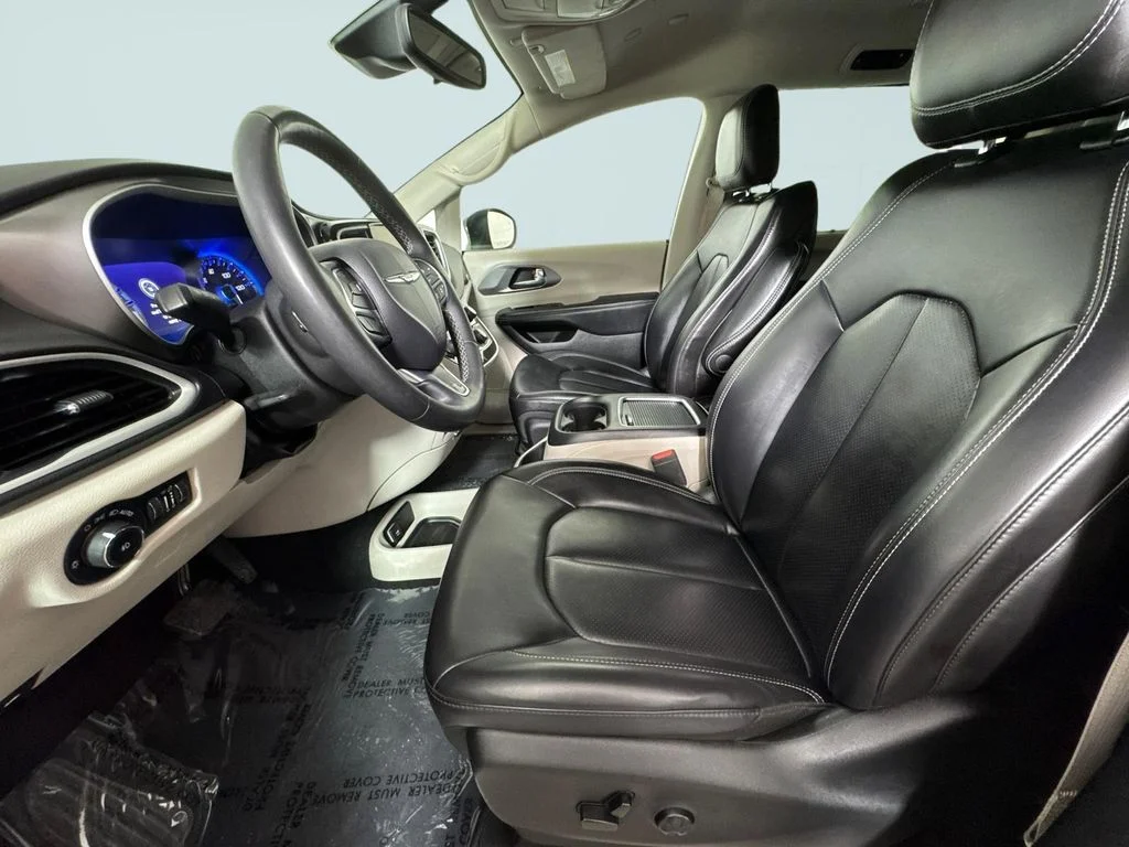 Used 2023 Brilliant Black Crystal Pearlcoat Chrysler Touring L image 6