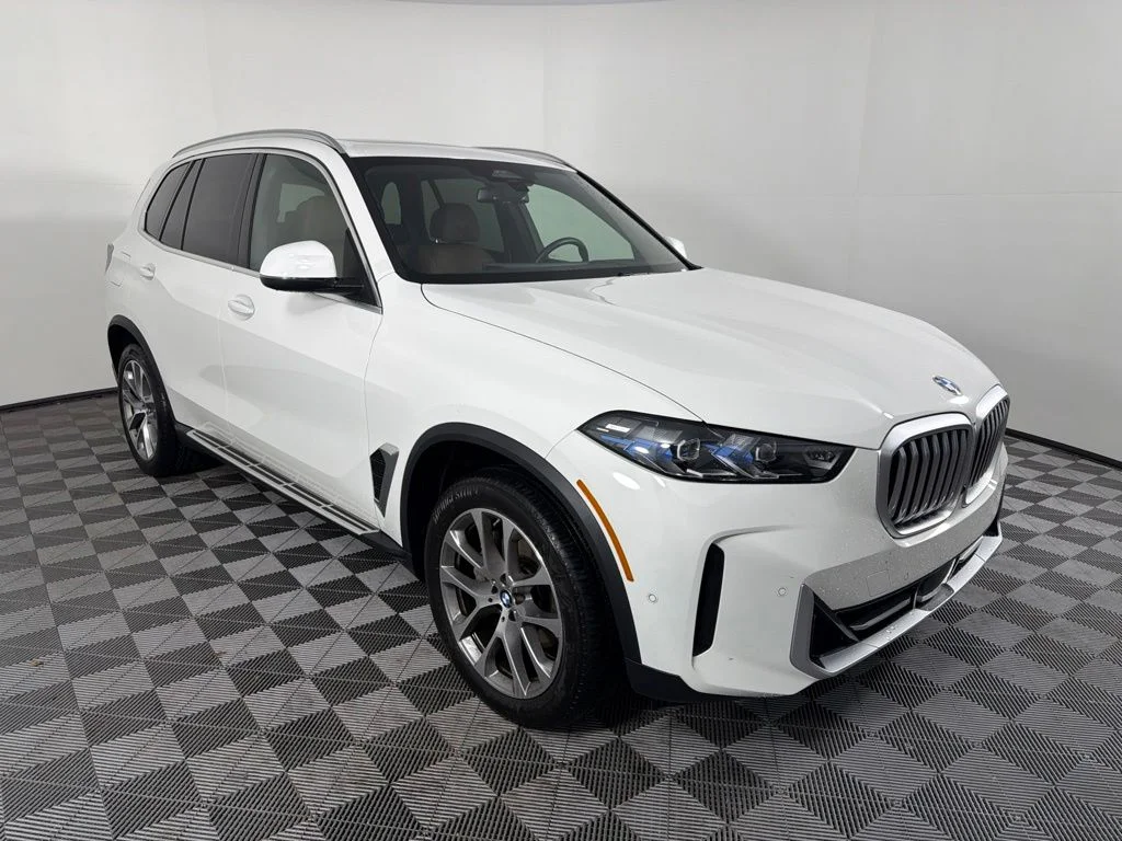 Certified Used 2026 Alpine White BMW xDrive40i image 3