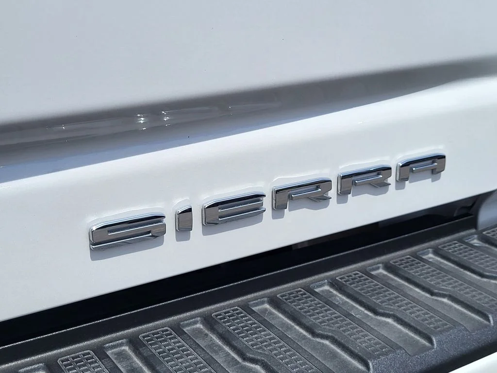 Used 2024 White Frost Tricoat GMC Denali image 9