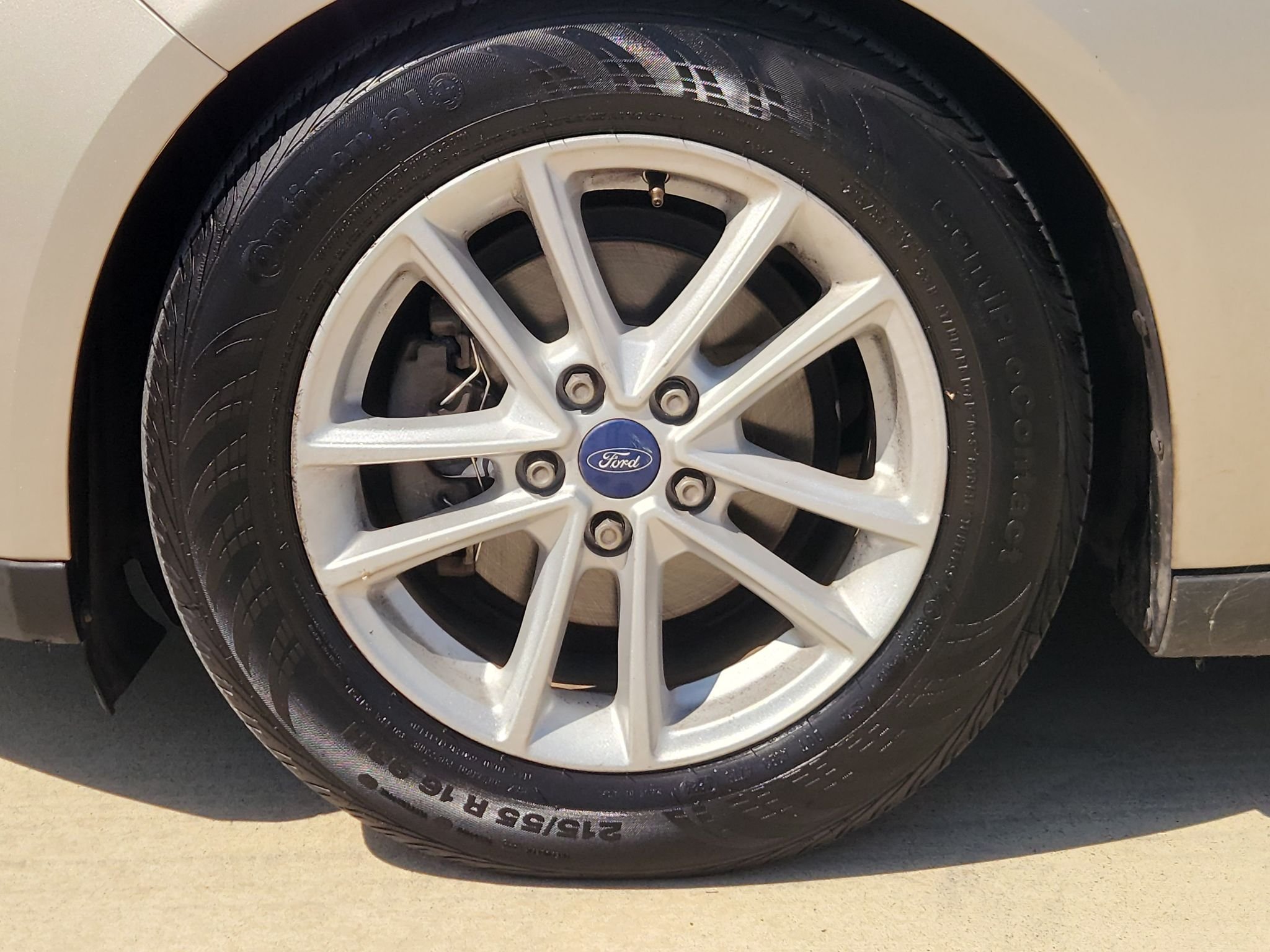 Used 2018 White Gold Metallic Ford SE image 11