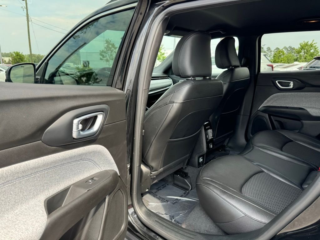 Used 2025 Black Jeep Latitude image 36