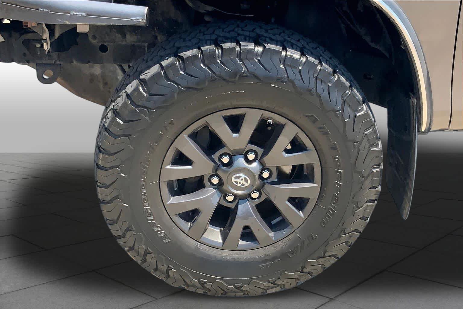 Used 2006 Phantom Gray Pearl Toyota SR5 image 8