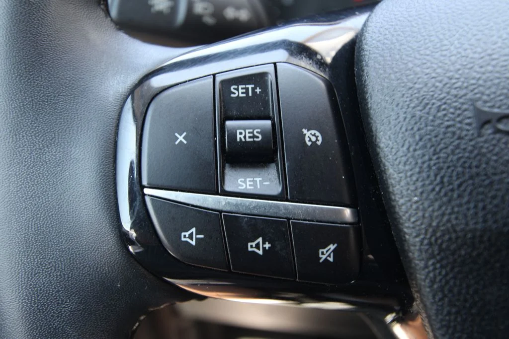 Used 2021 Red Ford SE image 21