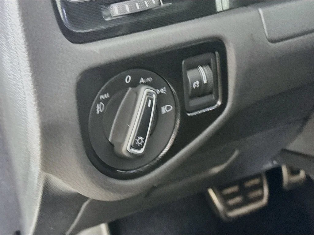 Used 2017 White Volkswagen Autobahn image 10