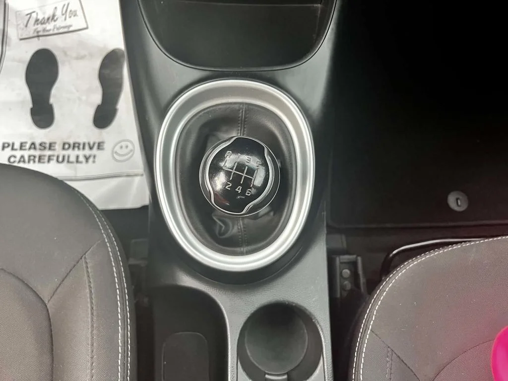 Used 2018 White Kia Base image 12