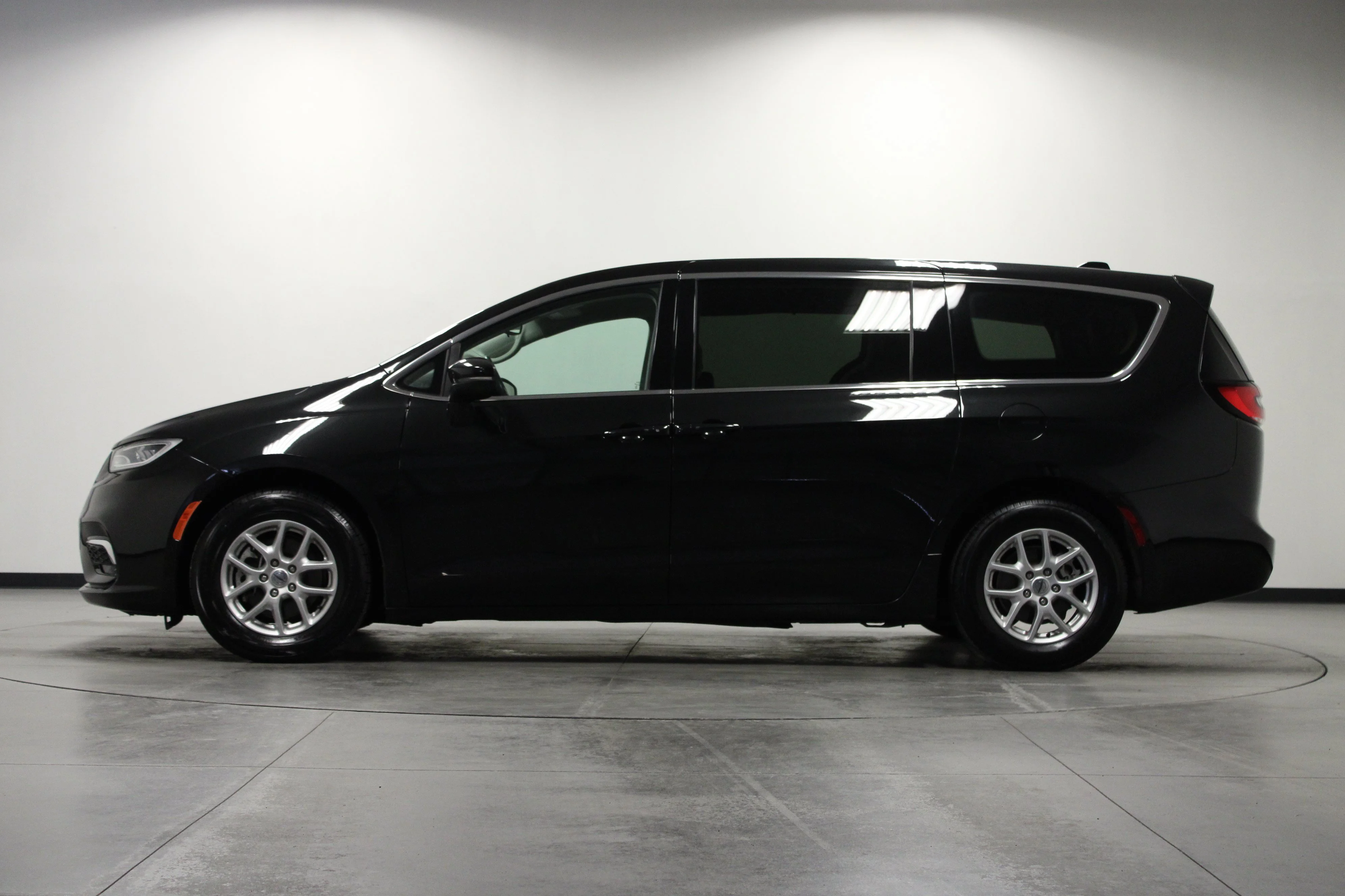 Used 2023 Brilliant Black Crystal Pearlcoat Chrysler Touring L image 7