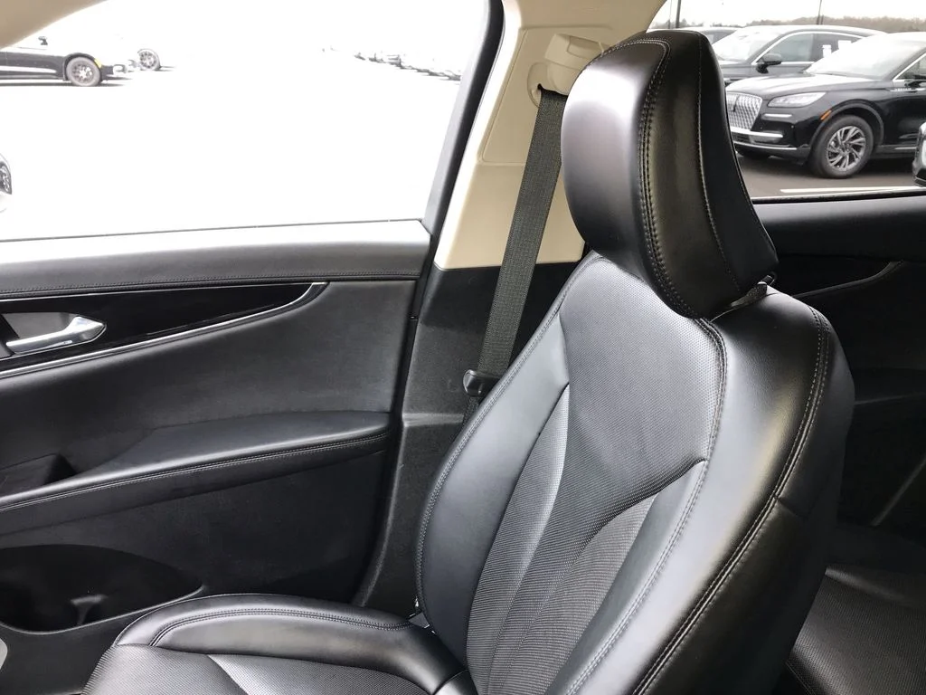 Used 2022 White Lincoln Reserve image 26