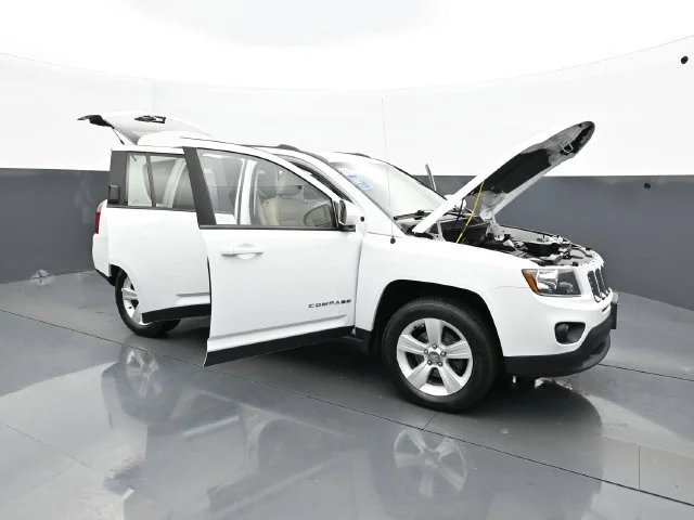 Used 2016 Bright White Clearcoat Jeep Latitude image 38