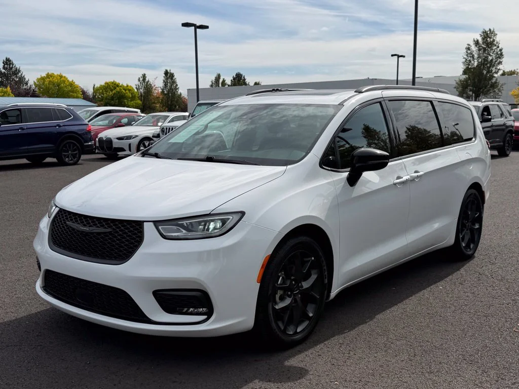 Used 2025 Bright White Clearcoat Chrysler Limited image 4