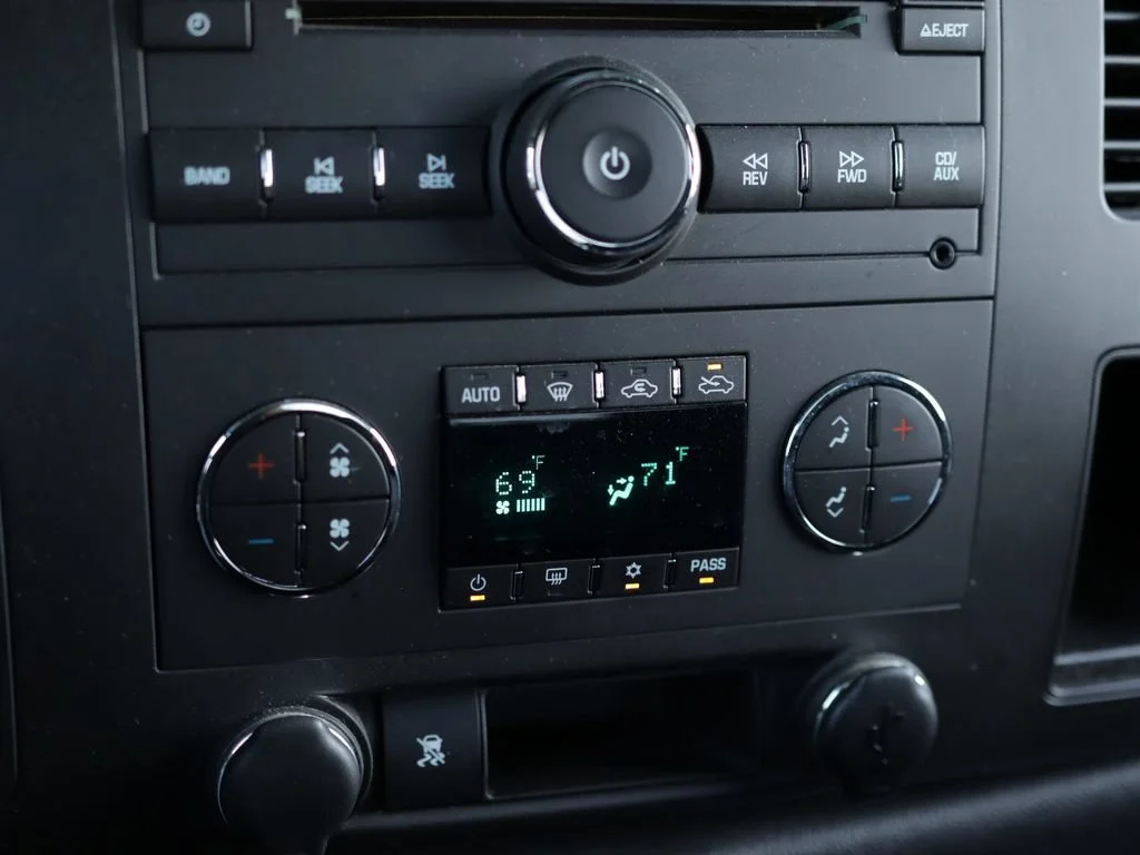 Used 2010 SUMMIT WHITE Chevrolet LT image 14