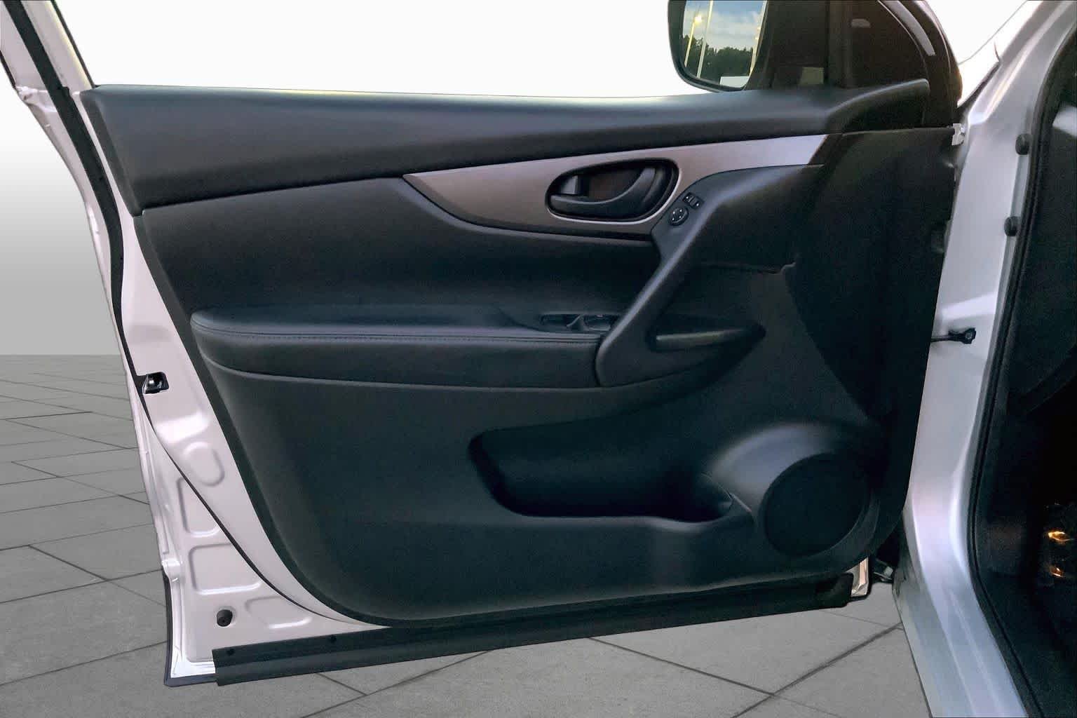 Used 2019 Brilliant Silver Metallic Nissan S image 19